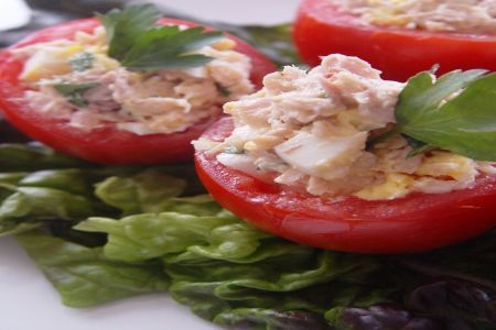 Retete cu putine calorii. Rosii umplute cu ton si branza de vaci